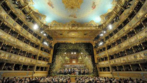 Stasera in TV: La Traviata della Fenice firmata da Carsen in prima serata - Su Rai5 (canale 23) Lorin Maazel dirige il capolavoro di Verdi nella prima versione