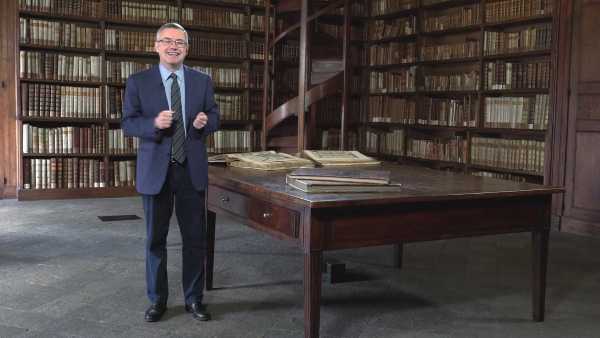 Un viaggio nella storia dell’umanità, dall’età delle caverne alle guerre sante del Medievo, con il ritorno dell’iniziativa “Io chiedo a @raistoria, risponde Barbero”, e uno spaccato della recente storia d’Italia. Sono i due capitoli che compongono – da lunedì 19 a venerdì 23 ottobre a partire dalle 15.00 su Rai Storia (canale 54) – l’offerta dedicata da Rai Cultura agli studenti. La proposta parte dalle prime cinque puntate della serie “La lotta dell’uomo per la sopravvivenza”, scritta da Roberto Rossellini e diretta dal figlio Renzo nel 1970, con i commenti di una guida di eccezione, il professor Alessandro Barbero, che risponde alle numerose curiosità del pubblico raccolte attraverso la campagna "Chiedete a Rai Storia, Risponde Barbero". Il pubblico è invitato a inviare domande e curiosità sui tantissimi argomenti trattati nelle puntate che spaziano dalle origini dell’uomo fino ai conflitti novecenteschi, attraverso spot e crawl in sovrimpressione. Ai quesiti che arriveranno a Rai Storia per e-mail o attraverso messaggi sui social, il professor Barbero risponderà nei successivi appuntamenti di prima serata. #raistoriaperglistudenti prosegue alle 16.00 con l’analisi di alcune pagine della recente storia italiana con “L’Italia della Repubblica”. Si parte dagli anni di piombo con la bomba di piazza Fontana a Milano, si passa dalla conquista dei diritti delle donne negli anni ’70, dal “compromesso storico” e dagli anni del cosiddetto riflusso, per arrivare al decennio 1981/1991, gli anni di Craxi e del Pentapartito.