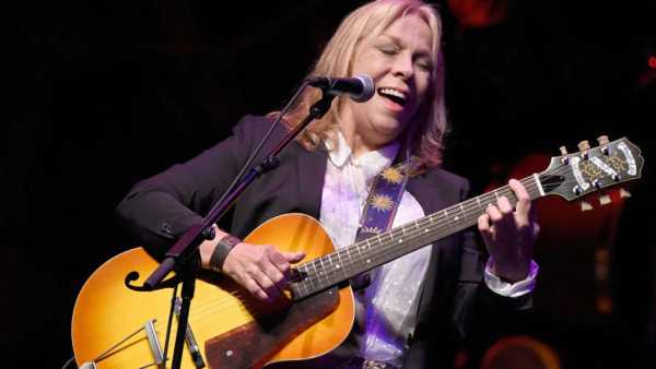 Stasera in Tv: A "Ghiaccio bollente" c'è Rickie Lee Jones - Su Rai5 (canale 23) per "The Great Songwriters"