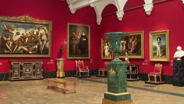 Dipinti, acquerelli, ceramiche, gioielli, arazzi, libri antichi. Con oltre un milione di pezzi, la Royal Collection della famiglia reale britannica rappresenta una delle più grandi e prestigiose collezioni d'arte del mondo. I suoi capolavori, realizzati da artisti come Van Dyck, Holbein, Leonardo da Vinci, Vermeer, Canaletto e molti altri, tappezzano le pareti del Castello di Windsor, di Hampton Court e di molti altri palazzi, musei e istituzioni in giro per la Gran Bretagna. Ma come è nata questa formidabile raccolta, frutto di una vera passione per l’arte da parte di re e regine? E quali tesori conserva? Lo svela lo storico dell’arte Andrew Graham-Dixon nella serie “Arte, passione & potere”, in onda da martedì 27 ottobre alle 20.30 su Rai5. In ogni episodio Graham-Dixon ricostruisce la storia di questa collezione, narrando allo stesso tempo la storia della monarchia britannica. Un viaggio in quattro episodi che parte dal ‘500 per arrivare ai giorni nostri e che si conclude al fianco di una guida d'eccezione: il principe Carlo d'Inghilterra.