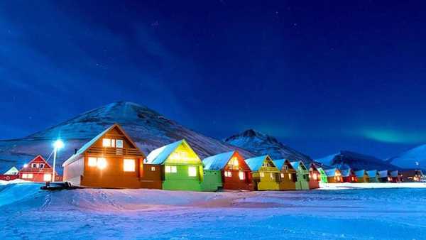 Le isole SvalbOggi in TV: I risvegli di Rai5 (canale 23) - Le isole Svalbardard sono al centro del secondo episodio di “Risvegli”, la nuova serie sulle trasformazioni più spettacolari della natura, in onda mercoledì 21 ottobre alle 14.45 su Rai5. L’arcipelago si trova in Norvegia, nell'Oceano Artico, dove la tundra ghiacciata lascia il posto a primavere ed estati lussureggianti. Le Svalbard nell'Artico trascorrono molti mesi dell'anno in completa oscurità, in un inarrestabile inverno ghiacciato. Ma quando finalmente il sole riappare, il paesaggio si trasforma magicamente da un mondo di ghiaccio in una tundra ricca di piante, uccelli, volpi artiche, orsi polari, trichechi e renne. Una trasformazione resa possibile da alcuni bizzarri microrganismi che si nutrono di ghiaccio e dalle incredibili capacità degli uccelli migratori.