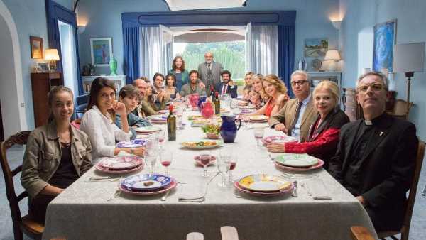 Un racconto dal sapore amaro sarà protagonista della prima serata di Rai Movie (canale 24 del digitale terrestre) domenica 11 ottobre. Alle 21.10 l’appuntamento è con “A casa tutti bene”, il film di Gabriele Muccino incentrato sulle vicende di una famiglia allargata che si riunisce su un’isola per celebrare le nozze d'oro dei nonni, ma che rimane poi bloccata per colpa di una violenta mareggiata. La convivenza forzata e imprevista che ne consegue costringerà tutti a fare i conti con loro stessi, con i loro rapporti, con il passato e, in alcuni casi, con le loro prospettive e speranze per il futuro. Un cast di stelle italiane tra cui Stefano Accorsi, Carolina Crescentini, Pierfrancesco Favino, Claudia Gerini, Massimo Ghini, Sandra Milo e Stefania Sandrelli per un film che parla di tutti i sentimenti. Le musiche sono di Nicola Piovani.
