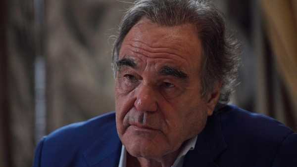 Stasera in TV: Su Rai4 (canale 21) a "Wonderland" Oliver Stone - Il regista tre volte premio Oscar si racconta ai microfoni del programma