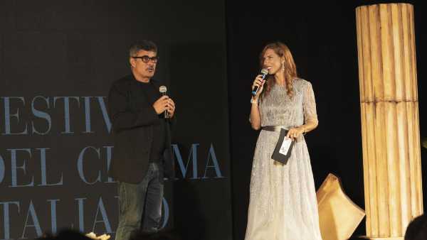 Stanotte in TV: Le "Stelle d'argento al Cinema Italiano" premiate su Rai2 - Da San Vito Lo Capo, riconoscimenti per Alessandro Gassmann, Amadeus, Carla Signoris, Stefano Fresi