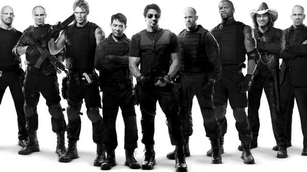 Serata mozzafiato con le vicende de “I Mercenari - The Expendables”, un appuntamento all-star su Rai Movie (canale 24 del digitale terrestre), in onda giovedì 15 ottobre, alle 21.10. Scritto, diretto e interpretato da Sylvester Stallone, è un action-movie ipertrofico a partire dal cast, vera e propria passerella di vecchi e nuovi specialisti del genere: da Jason Statham a Jet Li, da Dolph Lundgren a Mickey Rourke, da Eric Roberts al wrestler Stone Cold, per finire con le partecipazioni di Bruce Willis e Arnold Schwarzenegger. The Expendables sono un piccolo gruppo internazionale di esperti mercenari statunitensi, che, facendo questo mestiere, vivono nell'ombra e vengono ingaggiati per imprese impossibili. In questa missione vengono assoldati da un misterioso committente per destituire il dittatore di una piccola isola nel Golfo del Messico, l’immaginaria Vilena.