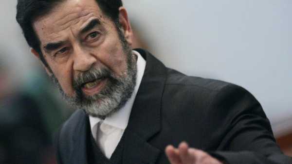 L’esecuzione per impiccagione chiude la vicenda politica e personale dell’uomo che per 24 anni, dal 1979 al 2003, ha dominato l’Iraq con una sanguinosa dittatura. Leader del partito Baath, Saddam Hussein governa con piglio progressista e socialista, guidando la modernizzazione e la secolarizzazione dell'Iraq. A “Passato e Presente” in onda lunedì 19 ottobre alle 13.15 su Rai3 e alle 20.30 su Rai Storia Paolo Mieli ne parla con il professor Franco Cardini. Tra le sue azioni di governo di Saddam Hussein l'abolizione, quasi immediata, della Sharia, la legge islamica, e l'adozione di un sistema legislativo di tipo occidentale. Per contro già dai primi anni il raìs impone un ferreo controllo sul paese fondato sul terrore e la violenza, sui massacri di sciiti e curdi, sul dominio assoluto dei sunniti, la minoranza che ha imposto il proprio potere. Il mondo scopre Saddam nell’estate del 1990 quando le sue truppe invadono il Kuwait, ma la sua fine inizia nel marzo 2003, quando l'alleanza anglo-statunitense attacca l'Iraq accusando il regime di Saddam Hussein di avere legami con Al Qaeda e di detenere armi nucleari, chimiche e biologiche. Armi che, in realtà, non verranno mai trovate dagli ispettori Onu.