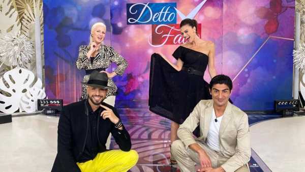 Dal 26 ottobre torna nel pomeriggio di Rai2 “Detto Fatto”, il “factual show” condotto da Bianca Guaccero. La nona stagione del programma di tutorial per eccellenza andrà in onda in un nuovo orario, dalle 14.55 alle 17.30, con alcune novità e tante conferme, a partire dai volti più amati della trasmissione. Al fianco della conduttrice, nel cast fisso del programma, ci saranno infatti anche quest’anno Carla Gozzi, Jonathan Kashanian e Gianpaolo Gambi. Arricchito da diversi momenti di talk e intrattenimento, “Detto Fatto” come di consueto, dispenserà tanti consigli in tutti i campi della vita quotidiana: moda, bellezza, cucina, fai da te, salute, benessere, arredamento, economia domestica, giardinaggio, fitness e molto altro ancora. Carla Gozzi proporrà le sue rubriche dedicate alla moda e al buon gusto e il suo “cambio look”; Jonathan Kashanian tornerà con la sua frizzante “Superclassifica Jon”, dedicata alle notizie e ai personaggi del mondo dello spettacolo, e inaugurerà “Il teuccio delle 5”, un nuovo spazio di talk con ospiti; mentre Gianpaolo Gambi, insieme a Bianca, sarà protagonista di vari sketch sul mondo del cinema e della tv, di ieri e di oggi o con ironia sulle abitudini del Nord e quelle del Sud. Diverse le novità di quest’anno, dal nuovo contest “Caccia al tutor”, che vedrà alcuni aspiranti impegnati in sfide a eliminazione diretta per guadagnarsi un posto come tutor nel programma, allo spazio “A tu per tu(torial)”, nel quale Bianca Guaccero ospiterà un personaggio famoso che si racconterà e si metterà in gioco cimentandosi in un tutorial. A inaugurare questo spazio sarà Orietta Berti. Come sempre, anche la gente comune sarà protagonista dello show, partecipando ai vari tutorial della trasmissione. Chi volesse partecipare a un tutorial, a una rubrica o raccontare la sua storia, può scrivere a dettofatto@rai.it. Ricchissimo il programma della prima settimana di questa nuova edizione di “Detto Fatto”. Si parte lunedì 26 ottobre con l’esperta di moda curvy Elisa D’Ospina, che parlerà di body shaming e del problema degli haters in rete. Ad affrontare l’argomento con lei, in questa puntata, ci sarà Justine Mattera. Yvonne Sciò sarà invece l’ospite del make-up artist delle dive Simone Belli, mentre il tutorial di cucina sarà affidato a una new entry, lo Chef Natale Giunta. Giovanna Civitillo tornerà con una nuova rubrica: “Mission (im)possibile”, per aiutare le donne a ritrovare la loro femminilità e sensualità. Sarà anche la prima ospite del nuovo talk di Jonathan Kashanian, “Il teuccio delle 5”, durante il quale lo Chef Natale Giunta sarà protagonista del “tutorial al carrello”, realizzato in pochissimo spazio, come un carrello appunto. Martedì 27 ottobre, tornerà l’étoile Oriella Dorella, tutor per la ginnastica, che avrà come ospite la temuta sorvegliante de “Il Collegio”, Lucia Gravante. Tornano anche l’esperta di intimo e lingerie Jennyfer Dalla Zorza e lo Chef Mattia Poggi. Mercoledì 28 ottobre, la stilista Olivia Ghezzi ospiterà nel suo spazio Manuela Villa. Ci sarà poi un’altra new entry tra i tutor di cucina: Cristian Bertol. Tornerà l’esperto di bon ton Nicola Santini e Fabiano Oldani con i suoi consigli sulle piante. Durante “Il teuccio delle 5” interverrà Donna Rita Macchiavelli con alcune idee per Halloween. Giovedì 29 ottobre, il ritorno della stilista Pinella Passaro con i suoi consigli alle spose, dell’hair designer Salvo Filetti, del pizzaiolo Gianfranco Iervolino e dell’interior designer Luca Medici, che spiegherà come realizzare alcune decorazioni per la casa in vista di Halloween. E il tema Halloween è anche quello per il “tutorial al carrello” de “Il teuccio delle 5”, con il make-up designer Paolo Guatelli che insegnerà come fare un trucco artistico su sé stessi. Venerdì 30 ottobre, partiranno due nuove rubriche, “A tu per tu(torial)”, con ospite Orietta Berti, e “Caccia al tutor”, il nuovo contest per aspiranti tutor di “Detto Fatto”. La prima sfida della stagione sarà nel campo della cucina e a giudicare i primi due concorrenti sarà Ilario Vinciguerra. Il contest prevede quattro sfide ad eliminazione diretta. I quattro vincitori si affronteranno a loro volta in due semifinali, cui seguirà la sfida finale che, prima di Natale, decreterà il vincitore assoluto che entrerà nella famiglia di “Detto Fatto”. Nel corso della puntata di venerdì ci saranno anche i consigli della vocal coach Danila Satragno e una lezione di pole dance. Protagonista del “tutorial al carrello” sarà Mauro Perfetti con il suo oroscopo. Oltre ai tutor presenti nel corso di questa prima settimana, nelle prossime puntate il pubblico ritroverà i volti che ha imparato a conoscere ed apprezzare in questi anni. Ad esempio, per la moda ci saranno Jo Squillo, Filippo Nardi e Nenella Impiglia, con la sua rubrica dedicata alle scarpe. Per la cucina, torneranno il re della sfoglia Beniamino Baleotti, il pasticciere Alessandro Capotosti, lo chef Simone Finetti e ci sarà, altra new entry, Cesare Marretti. Nel campo beauty, salute e benessere, l’“estetista cinica” Cristina Fogazzi, l’influencer Alice Venturi per il make-up correttivo, l’onicotecnica Michela May, il medico estetico Dott. Marco Bartolucci e il dentista Dr. Giovanni Macrì. Torneranno le maghe del pulito Titty e Flavia. Spazio al fitness anche con Jill Cooper, Sara Marinaccio e Maikol Fazio, esperto di autodifesa. Per la moda spose tornerà Marinella Zazzera, con i suoi consigli per le spose plus size. Infine, tornerà anche l’esperto di meteo Massimo Martinelli. E altri tutor si aggiungeranno nel corso della stagione. Detto Fatto è prodotto in collaborazione con Endemol Shine Italy.