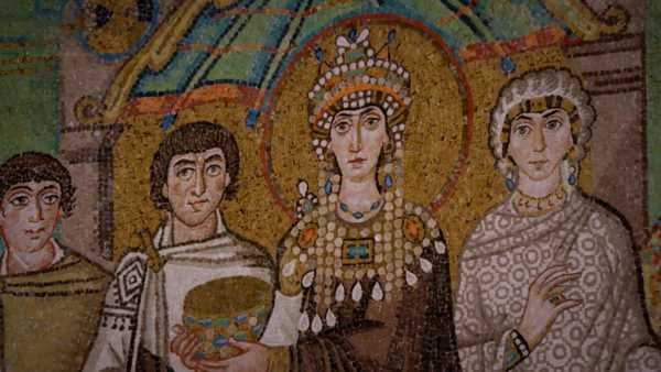 Sorta in un ambiente poco ospitale, Ravenna è il tema d’apertura della puntata di “Passaggio a nord ovest” di sabato 31 ottobre alle 11.25 su Rai1. La città di origine romana fu caratterizzata dalla presenza del sale, l'oro bianco. Per questo motivo Augusto fece in modo che Classe, il porto di Ravenna, diventasse la base della flotta militare destinata al controllo del Mediterraneo orientale. Isolati, freddi e difficilmente accessibili, i villaggi siberiani soffrono di una carenza di assistenza sanitaria. Per risolvere questo problema, il governo russo ha creato dei convogli sanitari, veri ospedali viaggianti, che sono in grado di assicurare assistenza. In viaggio attraverso un mondo in cui il gelido inverno dura nove mesi, incontreremo pazienti e dottori che dedicano la loro vita ad aiutare il maggior numero possibile di persone. Nella regione montuosa del Podhale, al confine tra Slovacchia e Polonia, vivono antiche comunità montane, in polacco “Gòral”, che hanno conservato tradizioni, usi e costumi particolari, oltre a una lingua diversa dal polacco ufficiale. Seguiremo il boscaiolo Staszek, il pastore Janek, l’artigiano Jan e il suonatore di cornamusa Piotr nelle loro attività quotidiane.