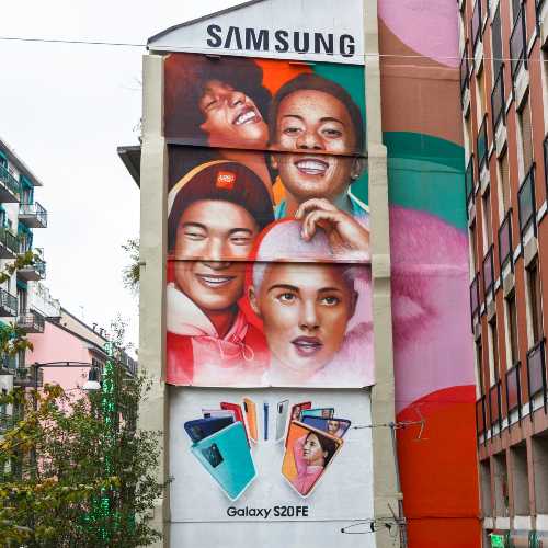 Samsung coniuga arte e pubblicità per colorare la città di Milano