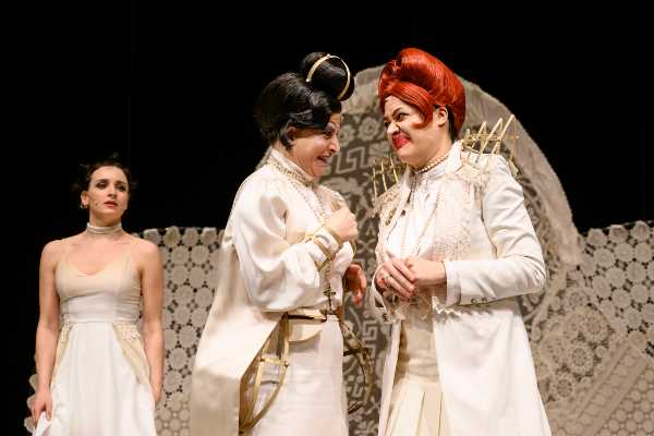 Inaugura la nuova stagione di Prosa al Teatro Comunale di Ferrara con "Le allegre comari di Windsor"