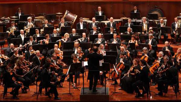 Stasera in TV: L'omaggio dell'Orchestra Rai a Federico Fellini - Su Rai5 (canale 23) il concerto diretto da Marcello Rota