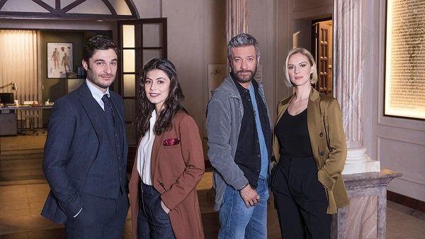 Stasera in TV: Finale di stagione per "L'Allieva 3" su Rai1 Alice e Claudio riusciranno a scagionare Lorenzo dall'accusa di omicidio? 