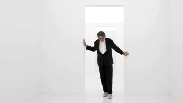 Uno dei grandi nomi dell’arte contemporanea mondiale, che ha esposto a Venezia, Parigi, New York, Anversa. A pochi giorni dal primo anniversario della scomparsa, avvenuta l’11 ottobre 2019, Rai Cultura ricorda Ettore Spalletti, scultore e pittore tra i più apprezzati del Novecento, con il documentario “Ettore Spalletti. Così com’è” in onda lunedì 9 novembre alle 19.30 su Rai5. Il filmato racconta l’artista attraverso le sue stesse parole, in una lunga intervista, intima e rispettosa, che ripercorre la sua biografia e le sue opere. Insieme a lui poche altre voci: la sua gallerista, la sua assistente, la sua compagna, le persone che hanno condiviso il suo percorso professionale, le sue scelte artistiche e la sua vita negli ultimi anni. Sullo sfondo il luogo che Spalletti aveva scelto per vivere: un piccolo paese d’Abruzzo, Spoltore in provincia di Pescara, dove il paesaggio collinare, ampio e luminoso, sembra evocare le ampie superfici dei suoi quadri. Definito “l’artista degli artisti” anche per un uso leggendario del colore, nelle sue opere pigmenti, polveri e ori, grazie a una tecnica segreta, generano da superfici monocrome una spazialità profonda e immersiva. Gli esiti sono stupefacenti per l’inesprimibile approdo a una forma di astrazione assoluta. L’artista ha rappresentato l’Italia alla Biennale di Venezia del 1997, ha partecipato a Documenta nel 1982 e nel 1992 e ha condiviso con Haim Steinbach una mostra al Guggenheim di New York nel 1993. È stato rappresentato da prestigiose gallerie internazionali e le sue opere sono state esposte nei più importanti musei di tutto il mondo.
