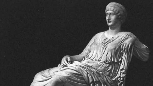 Sorella, nipote, moglie e madre di imperatori, Agrippina Minore non ha paura di assumere su di sé il peso del potere. Nel nuovo appuntamento con la nuova serie “Cronache dall’Impero”, in onda in prima visione lunedì 9 novembre alle 21.10 su Rai Storia, Cristoforo Gorno, esplorando gli splendori della villa imperiale di Oplontis e i paesaggi marini di Baia, racconta l’avventura tragica di Giulia Agrippina Augusta, una donna al comando.