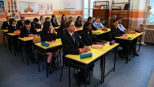 Stasera in TV: Nel terzo appuntamento con "Il Collegio", assemblee, ribellioni, provvedimenti disciplinari - Su Rai2 con la voce narrante di Giancarlo Magalli