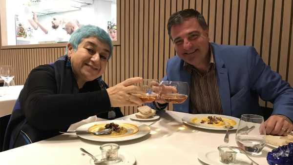 Oggi in TV: "A spasso con Radic" parla del cibo e della convivialità a cinema e teatro - Su RadioLive con Andrea Radic 
