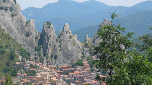 Oggi in TV: "Percorsi italiani" alla scoperta della Basilicata - Su RadioLive con Rosita Stella Brienza