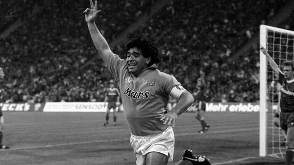 Oggi in TV: A Dribbling, Rai2, i mille colori del genio di Maradona - Reportage da una Napoli addolorata, con una guida d'eccezione, Edoardo Bennato