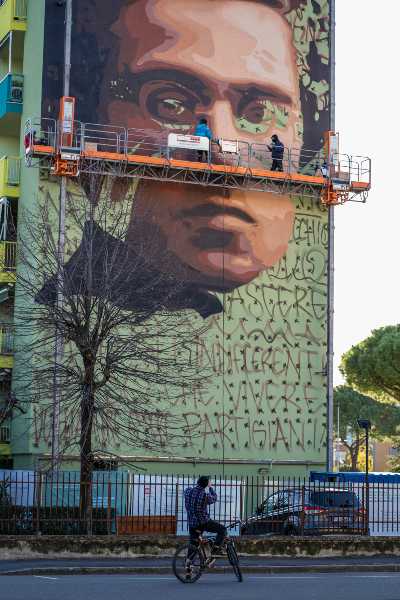 Al via la realizzazione del murale VERSO LA CITTÀ FUTURA - Jorit dipinge Gramsci