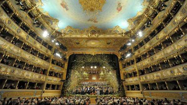 Oggi in TV: Su Rai1 e Rai5 il Concerto di Capodanno dal Teatro La Fenice - Sul podio veneziano Daniel Harding