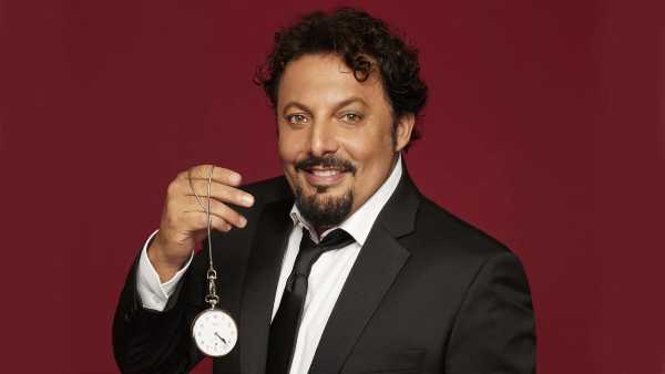 Stasera in TV: "Un'ora sola vi vorrei – per le feste": torna Enrico Brignano - Due prime serate su Rai2
