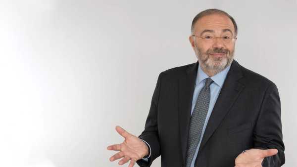 Oggi in TV: "Tv Talk" ripercorre la memoria collettiva degli italiani - Su Rai3 Walter Veltroni, Bruno Vespa e Domenico Iannacone tra gli ospiti di Massimo Bernardini