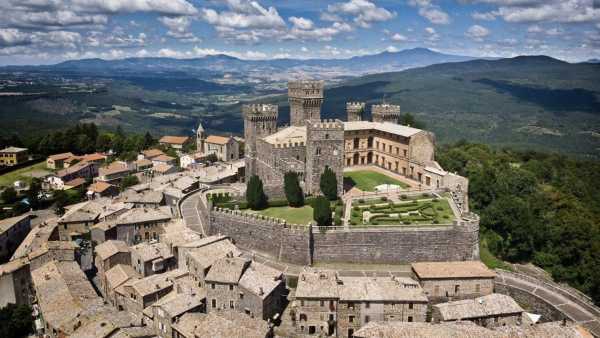 Stasera in TV: Di là dal fiume e tra gli alberi - Su Rai5 (canale 23) la Tuscia, sogni e favole