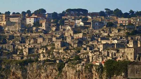 Oggi in TV: La "Ghost Town" di Rai5 (canale 23) - Da Matera a Craco