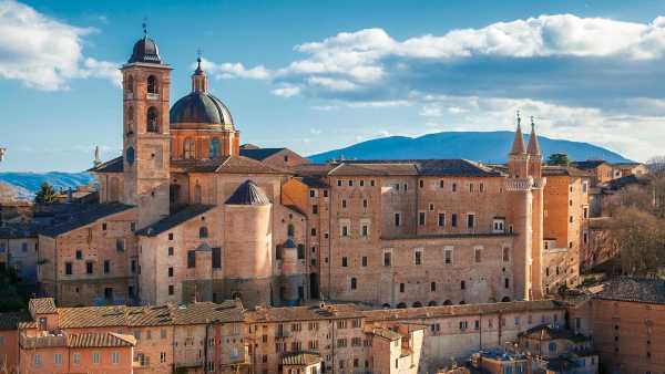 Oggi in TV: Da Urbino a Roma: "Paesi che vai" sulle tracce di Raffaello - Su Rai1 conduce Livio Leonardi