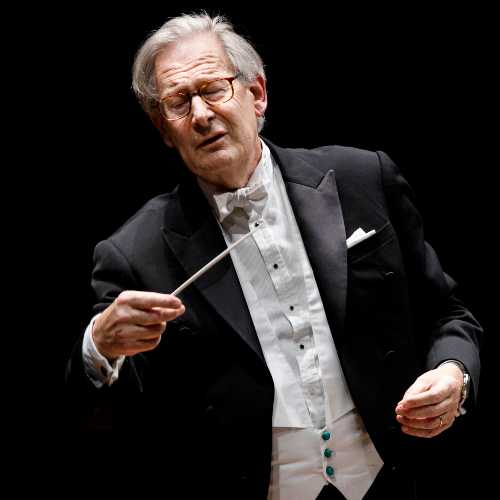 Sarà un gigante del podio il protagonista del prossimo concerto in live streaming della Stagione Sinfonica dell’Accademia Nazionale di Santa Cecilia in programma venerdì 11 dicembre alle ore 20.30 (diretta streaming su app.idagio.com/live): Sir John Eliot Gardiner. Il direttore inglese, noto ai più come direttore di musica barocca, torna alla guida dell’Orchestra dell’Accademia di Santa Cecilia dirigendo il Concerto per pianoforte e orchestra K 453 di Mozart, che vedrà come solista il pianista polacco Piotr Anderszewski, classe 1969. Senza dubbio una delle più interessanti figure della musica concertistica a livello mondiale, Anderszewski torna a Santa Cecilia dopo nove anni di assenza per cimentarsi in uno dei suoi cavalli di battaglia che ha inciso per Erato. Oltre alla carriera da pianista e direttore d’orchestra, si è avvicinato al mondo del cinema ed è stato protagonista di due documentari del regista Bruno Monsaingeon, mentre nel 2016 ha prodotto Je m’appelle Varsovie, un film in omaggio alla sua città natale. Gardiner, che dosa da sempre le sue presenze in Italia, fa ritorno a Santa Cecilia dopo il successo ottenuto con i due concerti del 2019, in una Sala Santa Cecilia gremita. Nel primo, ha diretto quella che lui stesso ha definito “l'opera più sexy di Haendel": Semele, sul podio dei due ensemble da lui fondati, il Monteverdi Choir e gli English Baroque Soloists. Nel secondo, sul podio dell’orchestra ceciliana, ha diretto un programma con musiche Berlioz e Dvořák. Il concerto di Mozart sarà preceduto dall’Ouverture della Gazza ladra di Gioachino Rossini e seguito dalla Sinfonia n. 4 ‘Italiana’ di Mendelssohn-Bartholdy, autore che Gardiner ha approfondito con numerose incisioni di successo. La sinfonia fu scritta seguendo la suggestione del viaggio in Italia che Mendelssohn intraprese nel 1831 e ripercorre le emozioni provate dal compositore in un diario sonoro animato da esuberante voglia di vivere. Sir John Eliot Gardiner è considerato uno dei più attivi e innovative musicisti, costantemente in linea con interpretazioni illuminate e leader della vita musicale contemporanea. Il suo lavoro come fondatore e direttore artistico del Monteverdi Choir (MC), English Baroque Soloists (EBS) e dell’Orchestre Révolutionnaire et Romantique (ORR), lo ha identificato come una delle figure chiave sia del revival della musica antica sia come pioniere delle esecuzioni storicamente informate. Come direttore ospite delle più importanti orchestre, come la London Symphony Orchestra, Symphonieorchester des Bayerischen Rundfunks, Royal Concertgebouw Orchestra e Gewandhausorchester Leipzig, Gardiner ha diretto il repertorio dal XVII al XX secolo. Ha vinto il Concertgebouw Prize nel 2016. La vastità del repertorio di Gardiner è testimoniata dai numerosi riconoscimenti ricevuti dalle incisioni con ensembles e orchestre da lui dirette tra le quali i Vienna Philharmonic con le più importanti etichette (come Decca, Philips, Erato 30 incisioni per Deutsche Grammophon), che spaziano da Mozart, Schumann, Berlioz, Elgar a Kurt Weill, in aggiunta a composizioni dei compositori rinascimentali e barocchi. I suoi numerosi riconoscimenti discografici includono due GRAMMY awards, ha ricevuto più Gramophone Awards di altri artisti viventi. Gardiner ha diretto anche numerose produzioni operistiche, alla Royal Opera House, Covent Garden, Vienna State Opera, Teatro alla Scala. Dal 1983 al 1988 è stato Direttore artistico dell’Opéra de Lyon, dove ha fondato una nuova orchestra. Nel 2017 Gardiner ha celebrato il 450° anniversario della nascita di Monteverdi dirigendo le sue tre opere in Europa e negli USA, un progetto che gli è valso RPS Music Award in the Opera and Music Theatre. Nel 2018 Gardiner ha ripreso un tour europeo con le Cantate di J.S. Bach prima di acclamate esecuzioni del Requiem di Verdi con Monteverdi Choir. Un altro importante progetto è stato quello di riprendere concerti sull’opera di Berlioz (Aroldo in Italia, Lèlio, Sinfonia Fantastica) in Europa e USA. Nel 2019 Gardiner ha diretto una nuova produzione di Semele di Haendel e del Benvenuto Cellini di Berlioz con i queli ha avuto il suo debutto in Colombia, Russia, Brasile, Uruguay, Argentina e Cile. Nel 2013 ha avuto molto successo il volume Music in the Castle of Heaven: A Portrait of Johann Sebastian Bach (trad. italiana di Luca Lamberti La musica nel castello del cielo. Un ritratto di J.S. Bach, Einaudi 2015). Considerato uno dei migliori musicisti della sua generazione, Anderszewski è ospite regolare delle sale da concerto quali Wiener Konzerthaus, Wigmore Hall, Carnegie Hall, Théâtre des Champs-Élysées e Concertgebouw di Amsterdam. Ha collaborato con i Philharmoniker di Berlino, con le orchestre London Symphony e Philharmonia e la NHK Symphony Orchestra. Ha inoltre suonato e diretto in concerti con la Scottish Chamber Orchestra, la Chamber Orchestra of Europe e la Camerata Salzburg. Nella stagione 2019-20 suonerà con la Czech Philharmonic Orchestra, la City of Birmingham Symphony Orchestra, l'Orchestre de Paris, la Deutsches Symphonie-Orchester di Berlino, la Tonhalle-Orchester di Zurigo e la Chicago Symphony Orchestra. Terrà inoltre recital a Colonia, Amburgo, Francoforte, Roma, Mosca, Firenze e Torino. È artista esclusivo della Warner Classics/Erato dal 2000. Con l’etichetta ha registrato le Variazioni Diabelli di Beethoven, le Partite n.1, 3 e 6di Bach nominate ai Grammy e un cd di lavori per pianoforte di Szymanowski, grazie al quale ha ricevuto il Gramophone award nel 2006. La sua registrazione dedicata alle opere di Robert Schumann ha ricevuto il premio Recording of the Year del BBC Music Magazine nel 2012. L’album delle Suites Inglesin. 1, 3 e 5 di Bach, pubblicato nel novembre 2014, ha vinto il Gramophone award nel 2015. Nel 2018 ha pubblicato un album dedicato a due tardivi concerti di Mozart con la Chamber Orchestra of Europe. Riconosciuto per l'intensità e l'originalità delle sue interpretazioni, Piotr Anderszewski ha ricevuto il premio Gilmore, il premio Szymanowski e il premio della Royal Philharmonic Society. È stato anche protagonista di numerosi documentari del regista Bruno Monsaingeon, Piotr Anderszewski interpreta le Variazioni Diabelli(2001), in cui esplora il particolare rapporto di Anderszewski con l'opera iconica di Beethoven. Unquiet Traveller(2008), un insolito ritratto d'artista che cattura le riflessioni di Anderszewski sulla musica, la performance e le sue radici polacco-ungheresi. Nel 2016 Anderszewski è passato dall’altro lato della macchina da presa per esplorare il suo rapporto con la nativa Varsavia, producendo il film Je m'appelle Varsovie. Venerdì 11 dicembre, Sala Santa Cecilia ore 20.30 Orchestra dell’Accademia Nazionale di Santa Cecilia John Eliot Gardiner direttore Piotr Anderszewski pianoforte Rossini La gazza ladra, Sinfonia W.A. Mozart Concerto per pianoforte n.17 K453 Mendelsshon Sinfonia n.4 “Italiana”