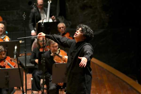Il concerto sinfonico con protagonisti il direttore Andrea Battistoni e il violinista Kevin Zhu, verrà trasmesso all’interno del “cartellone” di Radio3 Suite