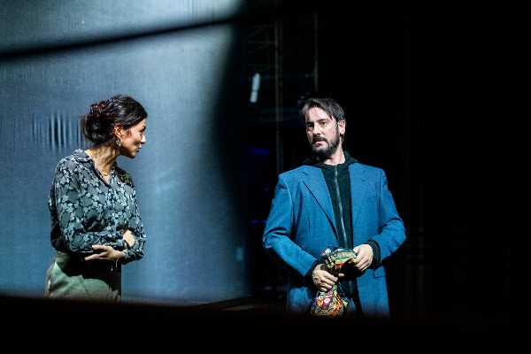 In un momento in cui la scena è sospesa e il ruolo dell’attore può apparire immobile agli occhi del pubblico che aspetta da casa di poter tornare di nuovo a teatro, Valter Malosti dirige sul palcoscenico del Teatro Goldoni di Venezia la prima nazionale de I due gemelli veneziani di Carlo Goldoni, disponibile in streaming il 13 dicembre a partire dalle 19.00 su Backstage, la piattaforma digitale e gratuita del Teatro Stabile del Veneto. In contemporanea nelle librerie è in uscita in queste settimane il volume dall’edizione critica del testo nell’Edizione nazionale delle Opere di Goldoni edita da Marsilio. Lo spettacolo è una nuova coproduzione firmata da Teatro Stabile del Veneto, TPE - Teatro Piemonte Europa (di cui Malosti è direttore dal 2018) e Teatro Metastasio di Prato. I due gemelli veneziani rappresenta il primo incontro di Malosti con Carlo Goldoni, in quello che il regista definisce «un lavoro a ritroso attraverso gli autori fondamentali nella costruzione di una lingua italiana per la scena»: Giovanni Testori, Pier Paolo Pasolini, Carlo Emilio Gadda, Roberto Longhi, Federico Fellini, Patrizia Valduga, Antonio Tarantino, tre anni fa la prima sfida pirandelliana e ora Goldoni. La commedia goldoniana adattata da Angela Demattè e Valter Malosti sarebbe dovuta andare in scena la primavera scorsa. Rimandata a causa del primo lockdown, era stata riprogrammata per la stagione teatrale 20/21 con debutto previsto per i primi di dicembre sul palcoscenico del teatro veneziano. E così sarà, anche se con il pubblico connesso da casa, per volontà di co-produttori di non fermare la macchina teatrale, il lavoro degli attori, del cast artistico e di tutte le maestranze coinvolte (30 lavoratori) che dalla fine di ottobre stanno provando sul palco del Teatro Goldoni di Venezia nel pieno rispetto dei protocolli di sicurezza, senza aver registrato mai un caso di contagio tra il personale coinvolto nella produzione. Una macchina che assieme ad altri artisti e operatori e al personale del Teatro Stabile del Veneto dallo scorso marzo lavora incessantemente alla produzione di contenuti digitali per il pubblico connesso da casa, alimentando i profili social del Teatro e la piattaforma interattiva e gratuita Backstage, nata durante i mesi di lockdown, con nuovi spettacoli, racconti per bambini, streaming, interviste e tour virtuali. I due gemelli veneziani è un’opera che incarna tutta la forza e la grazia eversiva tipica degli attori della Commedia dell’Arte, in cui la tecnica magistrale si combina con l’improvvisazione, i ruoli multipli, la maschera, l’uso del corpo, il ritmo e la capacità di cambiare innumerevoli registri vocali. Un’abilità rara, che Malosti sollecita negli attori, collocando la sua regia lungo il crinale sottile che separa la tradizione dalla sperimentazione, e restituendo loro la vitalità del palcoscenico, in un periodo in cui il settore dello spettacolo dal vivo è per lo più fermo. Lo spettacolo è una macchina di divertimento con un intreccio fatto di duelli, amori, fughe, ritrovamenti, in cui svetta l’espediente dei gemelli identici ma opposti caratterialmente. Allo stesso tempo questo testo è anche una farsa nera, eversiva, inquietante, sulla famiglia l’identità, l’amore (anche brutale, violentemente erotico, incestuoso) e la morte e che nelle mani di Valter Malosti svela inedite prospettive e finestre sulla contemporaneità. I personaggi non sanno leggere o tenere a freno le proprie emozioni e i propri sentimenti e questo provoca alternativamente il riso e fa sfiorar loro la tragedia o li fa sprofondare in essa come Zanetto e Pancrazio. Fra gli interpreti Marco Foschi nel doppio ruolo dei gemelli Zanetto e Tonino, Danilo Nigrelli (Pancrazio), Marco Manchisi (Arlecchino / Pulcinella) e Irene Petris (Beatrice). Scene e luci sono di Nicola Bovey, il progetto sonoro è di G.U.P. Alcaro e i costumi di Gianluca Sbicca. Valter Malosti È stato anima e direttore artistico della compagnia Teatro di Dioniso per quasi trent’anni. Dal 2018 dirige la Fondazione Teatro Piemonte Europa di Torino (Teatro di Rilevante Importanza Culturale). Regista, attore e artista visivo, Malosti conduce un lavoro che guarda alla trasversalità delle arti; sospeso tra tradizione e ricerca. Testi di drammaturgia contemporanea, spesso rappresentati per la prima volta in Italia, si alternano a messe in scena di classici in un continuo e fecondo scambio tra l’ascolto del presente e la memoria delle nostre radici espressive. I suoi spettacoli hanno ottenuto numerosi premi dalla critica italiana e straniera. Ricordiamo, tra gli altri, il premio internazionale Flaiano per la regia di Venere in pelliccia di David Ives (2017), il premio Ubu per la regia di Quattro Atti Profani di Antonio Tarantino, il premio dell’Associazione Nazionale Critici di Teatro per Shakespeare/Venere e Adone, il premio Hystrio per la regia di Giulietta di Federico Fellini (2004), ripresa nel 2020 per il centenario del regista con l’interpretazione di Roberta Caronia. Inverno di Jon Fosse ha vinto il premio Ubu come miglior testo straniero messo in scena in Italia. Nel 2019, per il centenario di Primo Levi, Malosti ha ideato e realizzato «Me, mi conoscete». Primo Levi a teatro: una co-produzione fra TPE e due Teatri nazionali (Teatro Stabile di Torino e Teatro di Roma) che includeva fra l’altro la messa in scena de I sommersi e i salvati, Se questo è un uomo (nomination ai Premi Ubu 2019 per la regia e il progetto sonoro) e Il sistema periodico. Nell’autunno 2020 ha ideato e realizzato assieme al Teatro Stabile di Torino – Teatro Nazionale il Progetto Testori, con la regìa di Cleopatràs per l’interpretazione di Anna Della Rosa e di Maddalene (da Giotto a Bacon). Malosti ha diretto opere di Nyman, Tutino, Glass, Corghi e Cage, spesso in prima esecuzione, e per il Teatro Regio di Torino Le nozze di Figaro di Mozart. Come attore ha lavorato per quasi un decennio con Luca Ronconi, e al cinema con Mimmo Calopresti, Franco Battiato e Mario Martone. È stato Manfred (Schumann/Byron), per la direzione d’orchestra di Gianandrea Noseda, prodotto in collaborazione tra Teatro Regio di Torino e il Teatro Stabile di Torino / Teatro Nazionale. Dal 2010 al 2017 ha diretto la Scuola per attori del Teatro Stabile di Torino. I due gemelli veneziani di Carlo Goldoni adattamento Angela Demattè e Valter Malosti ZANETTO TONINO PANCRAZIO Danilo Nigrelli ARLECCHINO / PULCINELLA Marco Manchisi BEATRICE Irene Petris IL DOTTOR BALANZONI / TIBURZIO Alessandro Bressanello ROSAURA Anna Gamba BRIGHELLA / BARGELLO Valerio Mazzucato COLOMBINA Camilla Nigro FLORINDO Vittorio Camarota LELIO / FACCHINO Andrea Bellacicco regia Valter Malosti scene e luci Nicola Bovey costumi Gianluca Sbicca progetto sonoro G.U.P. Alcaro cura del movimento Marco Angelilli assistente alla regia Jacopo Squizzato assistente costumista Rossana Gea Cavallo Direttore di scena Federico Paolo Rossi Elettricista Nicolò Pozzerle Fonico Dario Compagnoni Sarta Sara Gicoradi Amministratrice di Compagnia Federica Furlanis Costumi realizzati presso il Laboratorio di Sartoria del Piccolo Teatro di Milano – Teatro d’Europa Scarpe – ditta Pedrazzoli - Milano Scena realizzata presso laboratorio Silvano Santinelli Scenografia – Pesaro Service luci e audio – Raggi di Luce – Vicenza Trasporti ESSEPI Trasporti srl produzione Teatro Stabile del Veneto, TPE - Teatro Piemonte Europa, Teatro Metastasio di Prato