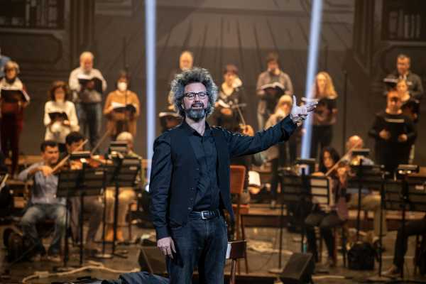 Cantata d'autore, la dignità delle piccole storie: SIMONE CRISTICCHI apre la valigia della memoria
