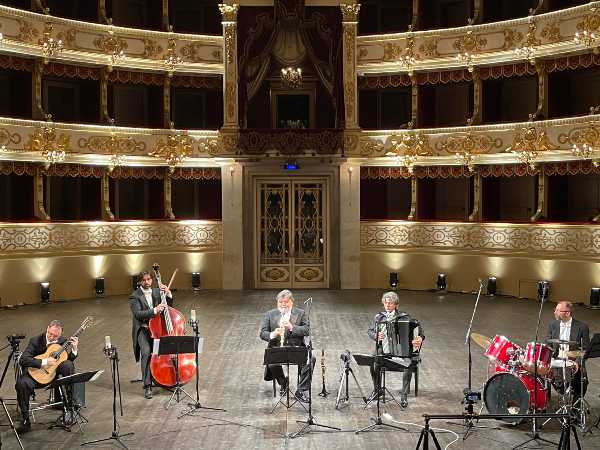 Concerto di Capodanno sul web. Al Teatro Regio di Parma l’1 gennaio 2021 il tradizionale Concerto di Capodanno con I Filarmonici di Busseto sarà per la prima volta disponibile in streaming gratuito. Registrato a teatro vuoto, in ottemperanza alla normativa anti-Covid, sarà fruibile online e inaugurerà Silenzio in sala a tempo di musica: la prima stagione concertistica firmata dal nuovo comitato nazionale Amur, che riunisce 14 prestigiose istituzioni musicali italiane, con il prezioso sostegno di Poste Italiane e Itsright. Un progetto di vasto respiro, innovativo e condiviso, che prende il via da Parma capitale italiana della cultura 2020+21 e viaggerà per tutto il Paese con altri tredici appuntamenti fino a Pasqua. A grande richiesta sul palcoscenico del Regio ritorna dunque per il ventunesimo Capodanno consecutivo il blasonato ensemble formato da Corrado Giuffredi, clarinetto, Giampaolo Bandini, chitarra, Cesare Chiacchiaretta, fisarmonica, Antonio Mercurio, contrabbasso e Roger Catino, percussioni. Spumeggiante il programma: la Quadriglia dal Ballo in maschera di Giuseppe Verdi e Auf der Jagd di Johann Strauss, Preludio e Addio del passato da Traviata di Giuseppe Verdi, la Nino Rota Suite di Roberto Molinelli, il Tema d’amore da Nuovo Cinema Paradiso di Ennio Morricone, il Blues da Un Americano a Parigi di George Gershwin, l’Adagio dal Concierto de Aranjuez di Joaquín Rodrigo, The Typewriter di Leroy Anderson, il Boléro di Maurice Ravel e, in occasione del centenario del 2021, Oblivion e Libertango di Astor Piazzolla. Il fotografo Daniele Ratti immortalerà il concerto con un’immagine simbolo che farà parte di una mostra itinerante allestita nel corso della stagione 2021/2022. Il video del Concerto di Capodanno sarà disponibile gratuitamente dalle ore 18 dell’1 gennaio 2021 sul sito di Amur: Comitatoamur.it Qui l’anteprima: Youtube.com L’evento è prodotto dalla Società dei Concerti di Parma, in sinergia con gli altri membri Amur: Società del Quartetto di Milano, Fondazione Società dei Concerti di Milano, Associazione Alessandro Scarlatti di Napoli, Associazione Amici della Musica di Padova, Fondazione Musica Insieme di Bologna, Fondazione Perugia Musica Classica, Società dei Concerti di Trieste, Società del Quartetto di Vicenza, Marche Concerti, Associazione Musicale Etnea, Associazione Siciliana Amici della Musica di Palermo, Associazione Ferrara Musica, Associazione Musicale Lucchese. Il cartellone di Silenzio in sala a tempo di musica proseguirà sino a Pasqua 2021 con altri tredici appuntamenti, in altrettanti diversi teatri o sale, che saranno registrati a porte chiuse e trasmessi in streaming gratuito sul nuovo portale www.comitatoamur.it ma anche – se e quando questo sarà possibile in base alle indicazioni delle autorità – in presenza del pubblico. I video dei concerti saranno arricchiti con interviste agli artisti, mentre le fotografie realizzate da Daniele Ratti saranno presentate in una mostra itinerante in occasione della stagione 2021/2022 nelle sedi delle istituzioni coinvolte. I FILARMONICI DI BUSSETO I Filarmonici di Busseto, ensemble cameristico formato da alcuni tra i migliori musicisti sulla scena internazionale, prende il nome dalla storica formazione di Busseto (paese natale di Giuseppe Verdi) di cui proprio lo stesso Verdi fu compositore e direttore negli anni dal 1836 al 1839, Ricostituito in età moderna da Corrado Giuffredi, il gruppo da più di venti anni, è invitato a tenere il prestigioso “Concerto di Capodanno” della città di Parma. Sia come Filarmonici che come solisti hanno suonato nelle più importanti sale da concerto del mondo (Filarmonica di San Pietroburgo, Teatro alla Scala di Milano, Carnegie Hall di New York, International Center for Performing Arts di Pechino, Arts Center di Seoul, Ircam di Parigi, Musikhalle di Amburgo, Sala Tchaikovsky di Mosca, Teatro Cervantes di Buenos Aires, Parco della Musica di Roma, ecc) in oltre 50 paesi, riscuotendo sempre unanime successo di critica e pubblico. Collaborano in qualità di prime parti con le più rinomate orchestre italiane ed europee, quali Filarmonica e Orchestra del Teatro alla Scala, Orchestra Sinfonica Nazionale della RAI, Orchestra del Teatro la Fenice di Venezia, Orchestra della Radio Svizzera Italiana, Orchestra del Maggio Musicale Fiorentino. Vantano inoltre collaborazioni cameristiche con i maggiori musicisti sulla scena internazionale, da Marta Argerich a Salvatore Accardo, da Alexander Lonquich a Giora Feidman, da Avi Avital a Eddie Daniels solo per citarne alcuni. I Filarmonici di Busseto realizzano inoltre costantemente progetti eclettici, capaci di coniugare la musica alle altre arti, con artisti del calibro di Elio delle Storie Tese (con cui hanno riportato in teatro lo storico “Gianburrasca” in una inedita versione scritta appositamente per loro da Lina Wertmuller), Monica Guerritore, Arnoldo Foà, Amanda Sandrelli, Dario Vergassola, Michele Riondino, Alessandro Haber, Enzo Iacchetti, Sergio Rubini e molti altri.