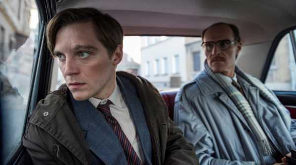 DEUTSCHLAND '89: LA CADUTA DEL MURO - Su Sky e NOW TV da stasera l'atto conclusivo della trilogia di spionaggio ambientata negli anni della Guerra Fredda