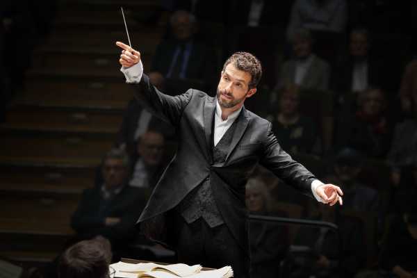 Omer Meir Wellber dirige l'Orchestra del Teatro Massimo, in programma Sadikova, Haydn e Schumann
