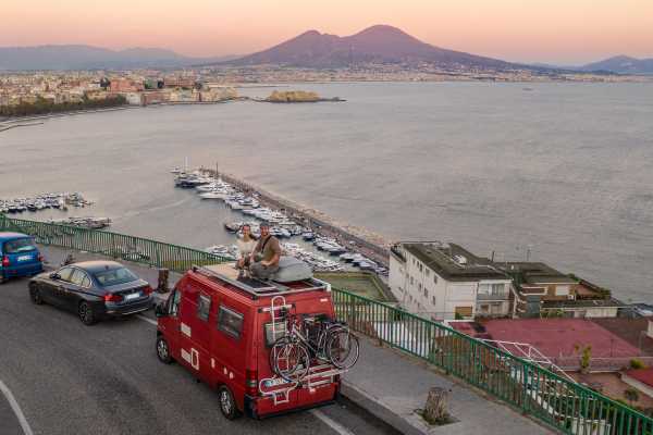 TORNO A VIVERE IN ITALIA, nel terzo episodio Simone e Anna arrivano a Napoli
