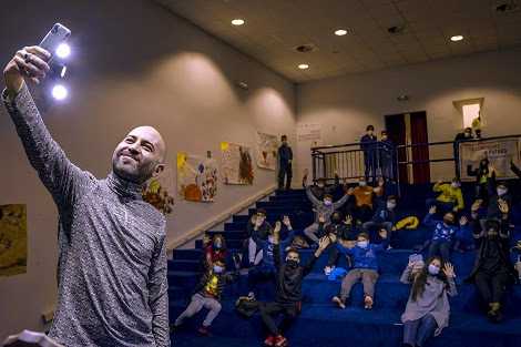 Amazon con Giuliano Sangiorgi dei negramaro a sostegno di Save The Children consegna i prodotti donati al Punto Luce di Roma