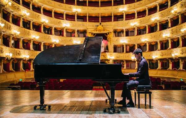 ALESSANDRO MARTIRE - "Last Christmas" - Esce per Carosello l'omaggio agli Wham! del pianista e compositore comasco