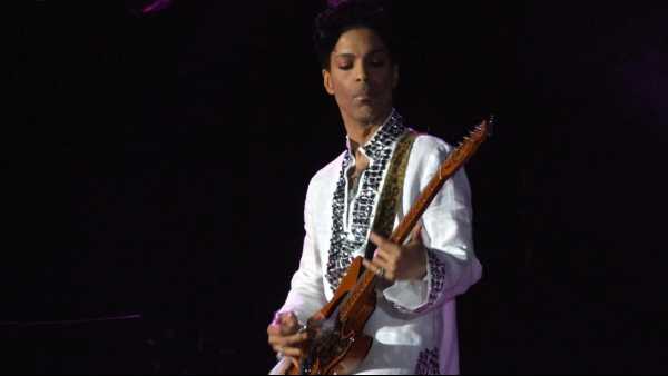 Stasera in TV: A "Ghiaccio bollente" c'è Prince - Su Rai5 (canale 23) le nuove "Rock Legends" Stasera in TV: A "Ghiaccio bollente" c'è Prince - Su Rai5 (canale 23) le nuove "Rock Legends" 