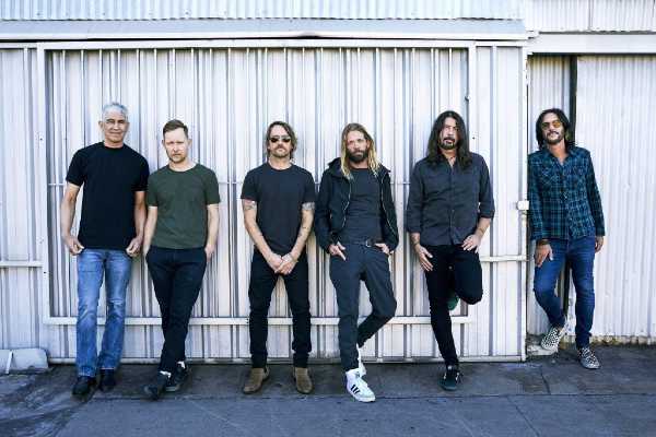 I FOO FIGHTERS festeggiano il compleanno di Dave Grohl con il nuovo singolo “WAITING ON A WAR” estratto dall’atteso album “MEDICINE AT MIDNIGHT”