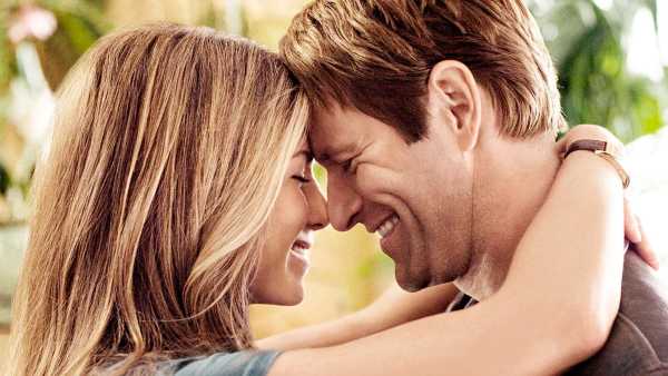 Stasera in TV: Su Rai2 la commedia 'Qualcosa di speciale'. Con Martin Sheen, Aaron Eckhart e Jennifer Aniston