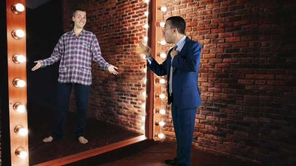Stasera in TV: "Pigiama Rave" su Rai4 con Saverio Raimondo - Ospiti della puntata Costantino della Gherardesca, Ema Stokholma e Niccolo' Melli