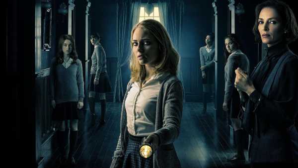 Porta la firma del talentuoso regista di “Buried – Sepolto” e “Red Lights”, Rodrigo Cortés, la ghost story “Dark Hall” proposta in prima visione martedì 5 gennaio alle 21.20 su Rai4 (canale 21 del digitale terrestre). Il film, interpretato da Uma Thurman, Anna-Sophia Robb e Isabelle Fuhrman, è ispirato al best seller di Lois Duncan e racconta le peripezie dell’adolescente Kit Gordy, appena ammessa nell’esclusiva scuola privata femminile di Balckwood Hall. Nei corridori dell’edificio gotico riecheggiano inquietanti leggende e la ragazza dovrà mettere alla prova il suo coraggio e la sua determinazione per sopravvivere a quelle che scoprirà non essere solo dicerie.