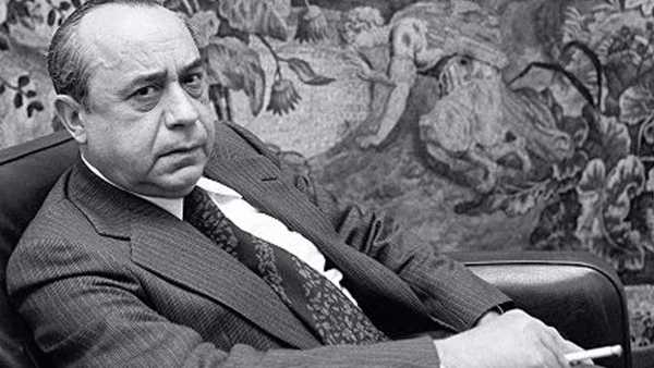 Un narratore capace di anticipare, nella finzione, la logica spietata del crimine, un intellettuale lucido, con un senso più profondo della giustizia, contro ogni ipocrisia del potere. E, probabilmente, il primo a raccontare cosa fosse la mafia. Ma anche un politico tenace, scomodo, deciso a impegnarsi in prima persona per gettare luce sulle trame nere della storia. Tutto questo è stato Leonardo Sciascia al quale, a 100 anni dalla nascita - venerdì 8 gennaio - Rai dedica un palinsesto speciale su reti e testate per approfondire la figura e l’opera dello scrittore nato a Racalmuto, in provincia di Agrigento. L’omaggio si apre venerdì su Rai Storia con “Il giorno e la Storia”, in onda alle 00.10 e in replica alle 8.30, 11.30, 14.00, 20.10, che ospita il commento di Mario Sechi, direttore dell’Agi ed editorialista della settimana. Dalle 6.45 su Rai1 anche Uno Mattina dedica uno spazio al ricordo del grande scrittore. Nel pomeriggio, alle 14.00 Rai Movie propone il film di Francesco Rosi “Cadaveri eccellenti” tratto dal romanzo di Sciascia "Il contesto" e interpretato da Lino Ventura, Max Von Sydow e Fernando Rey. Il film - due David, un Globo d'Oro e una Grolla d'Oro nel 1976 – racconta le indagini del commissario Rogas che indaga su un omicida che ha nel mirino la Magistratura. Alle 16.00 ancora Rai Storia ne propone un ritratto in “Tablet. Leonardo Sciascia, se la memoria ha futuro”. Lo speciale ne ripercorre la vita e il pensiero dagli anni del fascismo al dopoguerra, dai primi romanzi che raccontano la mafia agli italiani agli editoriali corrosivi e scomodi del Corriere, fino alle polemiche sull’antimafia e alle grandi battaglie intellettuali per una giustizia giusta. L’omaggio di Rai Cultura, poi, è completato sabato 9 gennaio alle 21.10 dal film di Elio Petri con Gian Maria Volonté, Irene Papas, Gabriele Ferzetti, Mario Scaccia, Salvo Randone, Leopoldo Trieste “A ciascuno il suo”, liberamente ispirato all’omonimo romanzo di Sciascia; mentre lunedì 25 gennaio alle 20.45 su Rai5 “Visioni” gli dedica una puntata monografica. Per l’informazione tutte le testate Rai daranno spazio alla ricorrenza e, in particolare, la Tgr Sicilia – dopo un primo servizio andato in onda lunedì 4 gennaio alle 14.00 – nelle edizioni di venerdì 8 gennaio lo ricorderà con un’intervista al nipote. Anche RaiNews24 celebrerà l’anniversario nel corso della giornata, con ospiti, servizi, approfondimenti e collegamenti: alle 10.45 con l’attore e regista Fabrizio Catalano, nipote di Sciascia, e alle 12.45 con il professor Paolo Squillacioti, curatore dell’opera dello scrittore pubblicata da Adelphi. Alle 14.40, inoltre, sarà trasmesso un reportage da Racalmuto all’interno della rubrica settimanale “Tuttifrutti”. Per la radio, Radio3 ricorderà lo scrittore Leonardo Sciascia, dalle 15.00 a “Fahrenheit”, ancora con Paolo Squillacioti e con il critico letterario Marcello Benfante. Alle 19.00 “Hollywood Party ripercorrerà il rapporto appassionato tra Leonardo Sciascia e il cinema partendo dai film tratti dai suoi romanzi e da “Questo non è un racconto”, una raccolta di rari scritti sul cinema appena pubblicato da Adelphi e curata da Paolo Squillacioti. Ospite della diretta sarà il regista Gianni Amelio che nel 1990 ha diretto “Porte aperte”, film tratto dall'omonimo romanzo di Sciascia in cui si racconta la vicenda di un giudice e di un condannato a morte nella Palermo fascista. Sabato 9 gennaio, alle 14.30, “Vite che non sono la tua” parlerà dello scrittore siciliano con il critico Goffredo Fofi, mentre domenica 10 gennaio alle 10.45 andrà in onda una puntata de “La lingua batte” dal titolo “Le parole di Sciascia” in cui saranno ospiti il critico letterario dell’Università di Catania Antonio Di Grado che dirige per volontà di Leonardo Sciascia la fondazione intitolata allo scrittore e la linguista Marina Castiglione dell’Università di Palermo. Ci saranno anche le testimonianze siciliane della scrittrice Nadia Terranova e degli artisti Colapesce e Dimartino. Sempre domenica, alle ore 15.00, durante la trasmissione “Zazà” da Napoli, a parlare di Sciascia ci saranno Giorgio Pinotti e Felice Cavallaro. L’omaggio allo scrittore sarà anche sul web e la piattaforma RaiPlay ospiterà in esclusiva il documentario inedito “Sciascia, la letteratura contro il potere”, realizzato dalla Direzione Rai Teche, in cui lo scrittore e critico letterario Massimo Onofri presenta al pubblico il suo complesso mondo. Il documentario arricchisce l’antologia “Sciascia, l’impegno della ragione”, disponibile in esclusiva su RaiPlay, che attraverso un’ampia raccolta degli interventi televisivi di Sciascia permette al pubblico di ripercorrere il pensiero e le opere dell’autore. Il documentario inedito e l’antologia saranno promossi durante la giornata con lanci dedicati sia all’homepage RaiPlay - in particolare nella sezione “Da non perdere” - sia in “Learning”, “Documentari” e “Teche Rai”. Anche il sito di Rai Cultura, infine, dedica a Sciascia (www.raicultura.it/speciali/leonardosciascia/) uno speciale ricco di filmati d’epoca, letture d’autore, approfondimenti sulla sua produzione e sulla sua esperienza in politica. Contribuiscono a comporre il ritratto di questo straordinario intellettuale le testimonianze di Antonio Sellerio, Gesualdo Bufalino, Tullio De Mauro, Matteo Collura, e il ricordo di un altro nipote, lo scrittore Vito Catalano.