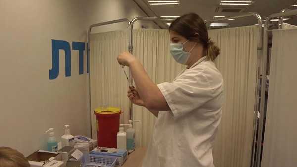Appuntamento con “Sorgente di vita”, domenica 17 gennaio alle 8.15 su Rai2 e, in replica, martedì 19 gennaio alle 1,10. Nella puntata si parlerà di una campagna partita a grande velocità, che ha permesso a Israele di vaccinare ad oggi oltre il venti per cento della popolazione. Un successo dovuto all’organizzazione e alla diffusione capillare della sanità israeliana e anche a una caratteristica peculiare della società israeliana, la cui popolazione è, suo malgrado, sempre pronta a fronteggiare le emergenze e a contare, nel momento del bisogno, su un diffuso senso di disciplina e partecipazione. Il servizio è del corrispondente Rai da Israele Carlo Paris. L’ultimo libro di Lia Levi “Ognuno accanto alla sua notte”: tre storie e tre destini che si intrecciano, sullo sfondo della Roma delle leggi antiebraiche e dell’occupazione tedesca. Vincitrice con i suoi romanzi di numerosi riconoscimenti, in tanti anni di scrittura e di impegno Lia Levi ha contribuito a diffondere, specie tra i giovani, la consapevolezza sui temi della memoria. Con una scrittura puntuale, delicata e mai retorica, in questo libro rievoca in particolare le lacerazioni e i drammi vissuti dagli ebrei romani nel periodo immediatamente precedente il 16 ottobre 1943. L’impegno del Chelsea contro il razzismo e l’antisemitismo, a partire da un murales dello street-artist Solomon Souza, dipinto sulla parete esterna della tribuna ovest dello Stamford Bridge, lo stadio della prestigiosa squadra di calcio londinese. Rappresenta tre calciatori: Julius Hirsch, Arpad Weisz, Ron Jones, protagonisti di un calcio lontano, accomunati da un elemento, la deportazione ad Auschwitz. Il club ha inoltre realizzato una mostra, per ora visitabile online, “49 Fiaccole: gli atleti ebrei e l’Olocausto”, una storia della Shoah attraverso le vicende dei campioni olimpionici perseguitati e deportati nei campi di sterminio. Ne parlano Solomon Souza e il presidente del Chelsea, Bruce Buck. L’antico rituale del lavaggio delle mani, dall’epoca del Tempio di re Salomone ai giorni nostri. Un precetto millenario immutato nel tempo che oggi è anche uno dei comportamenti più utili e raccomandati dalle autorità per contrastare l’epidemia di Coronavirus. Il lavaggio delle mani, in ebraico la “Netilàt Yadaim”, accompagnato da una benedizione, scandisce vari momenti della vita ebraica, ed è parte integrante della tradizione e del rito. Le spiegazioni di rabbini ed esperti sul significato e sulle radici di questa ritualità.