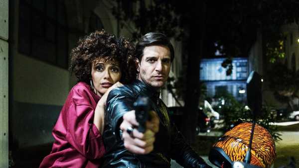 Stasera in TV: Su Rai Movie (canale 24) "Ammore e malavita" - Una commedia musicale diretta dai Manetti Bros