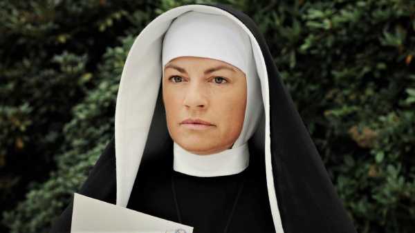 Stasera in TV: Nel Giorno della Memoria Rai Premium ricorda Suor Pascalina. Il tv movie di Marcus O. Rosenmuller in omaggio all'impegno della religiosa per le famiglie ebree