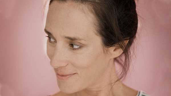 Oggi in TV: A "Sue Eccellenze" Chiara Gamberale - Su RadioLive la scrittrice racconta i suoi romanzi di successo