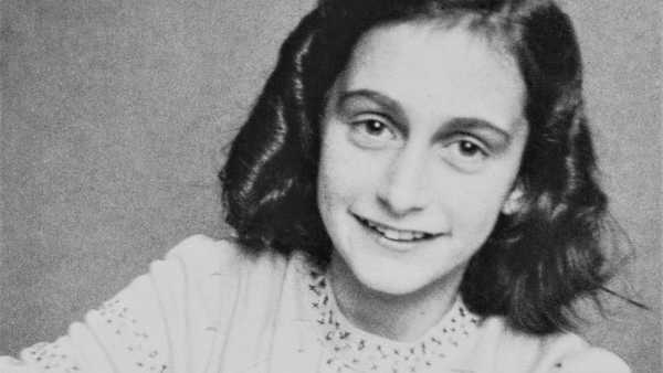 Stasera in TV: Con "Anne Frank. La stanza", Rai2 ricorda l'orrore della Shoah - Una produzione di Rai Documentari con il Piccolo Teatro di Milano